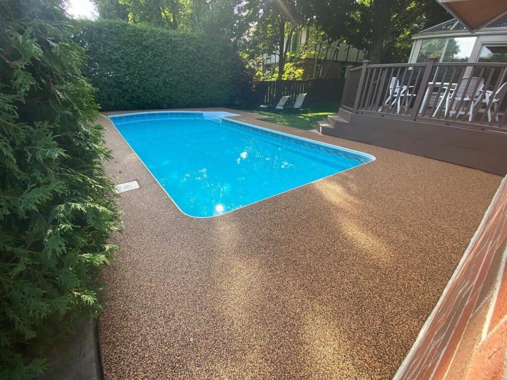 Piscine entourée d'un revêtement de sol en moquette de pierre marron clair à Rouen