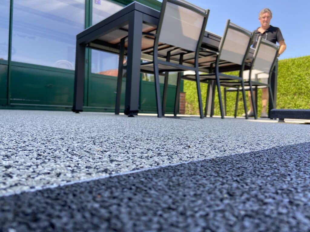 Gros plan sur une terrasse en moquette de pierre grise à Rouen