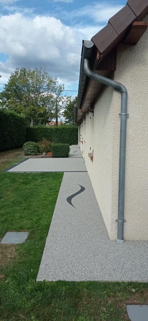 Chemin en moquette de pierre avec motif incurvé noir à Rouen