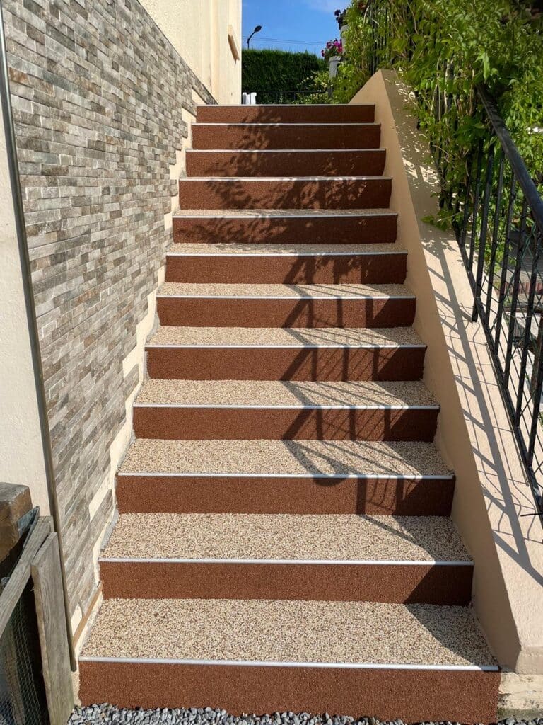 Escalier extérieur avec revêtement en moquette de pierre bicolore à Rouen