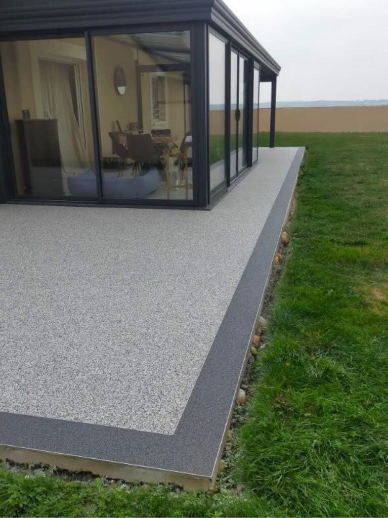 Pose de moquette de pierre pour terrasse en résine et granulat de marbre à Rouen 76