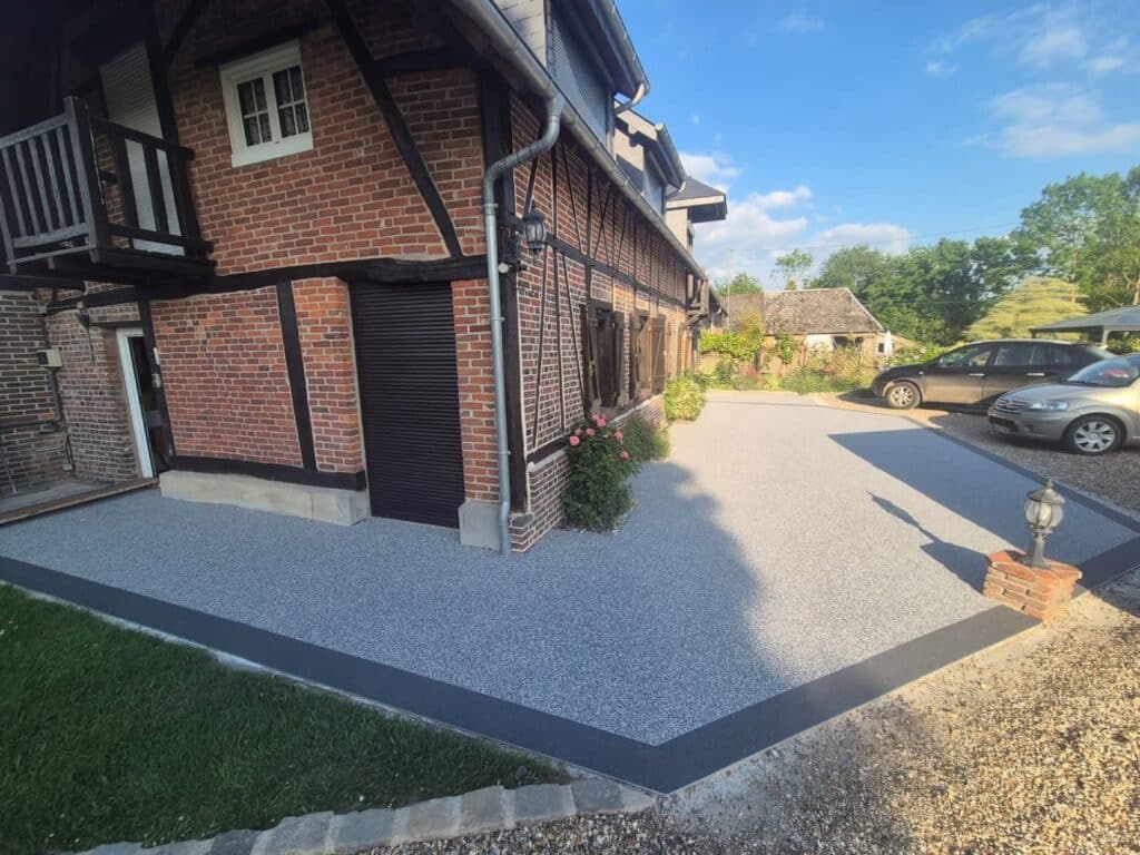 Installation terrasse en résine moquette de pierre à Evreux